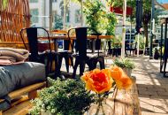 Draußen vorm Little H Café- und Weinbar