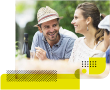 Mann und Frau lächeln